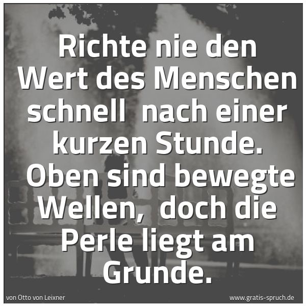 Quadratisches Spruchbild: Richte nie den Wert des Menschen schnell  nach einer kurzen Stunde.  Oben sind bewegte Wel …